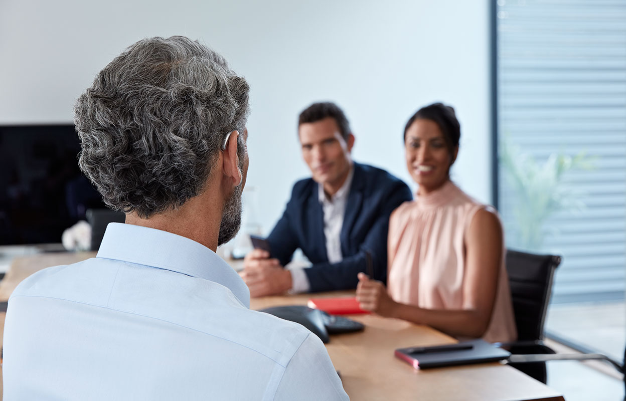 Hört man in einem Moment noch perfekt, kann es im nächsten plötzlich schwierig werden.
Die Vision von Signia ist, Hörgeräteträgern in jeder Situation das gleiche hervorragende Hörvermögen zu gewährleisten, damit sie ihr Leben voll und ganz geniessen können. Um dieses Ziel zu erreichen, müssen Hörgeräte die jeweilige Situation und Interaktion des Hörgeräteträgers verstehen — wie er sich bewegt und was ihn bewegt.