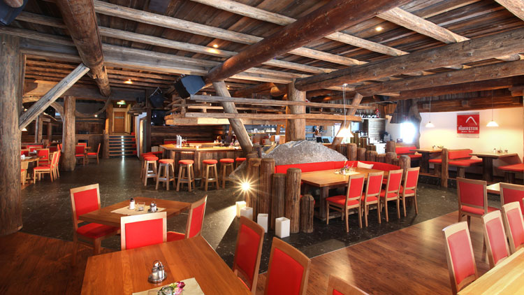 Shuttleservice zur Alphütte und Zünftiger Hüttenabend Der Shuttleservice vom Aqua-Dome zum Alpengasthof am Feuerstein fährt um 18:00 Uhr los. Wir treffen uns um 17:45 Uhr beim Meetingpoint in der Eingangshalle. Im Gasthof Feuerstein wir es einen Apero geben und ein lokales Hüttenmenü serviert.